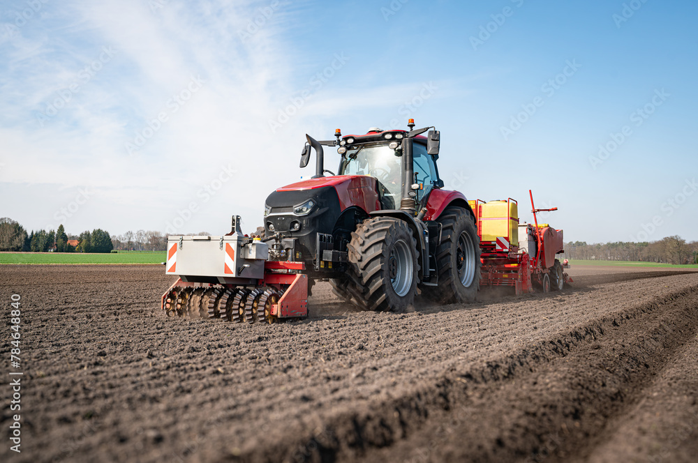 Fototapeta premium Anbau von Kartoffeln - Aussaat mit modernster Landtechnik.