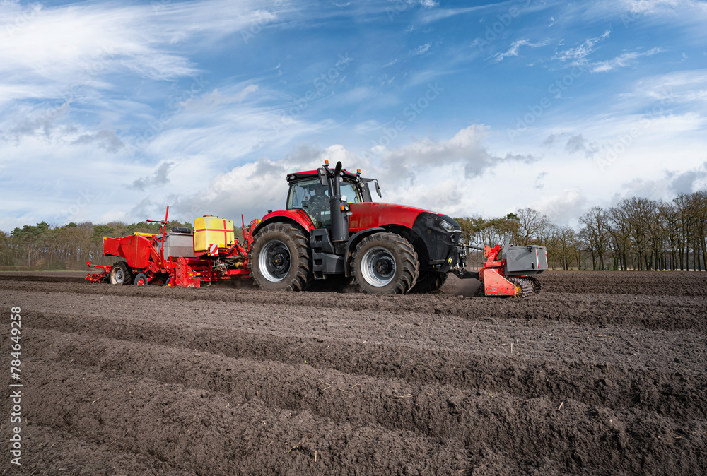 Obraz premium Anbau von Kartoffeln - Aussaat mit modernster Landtechnik.