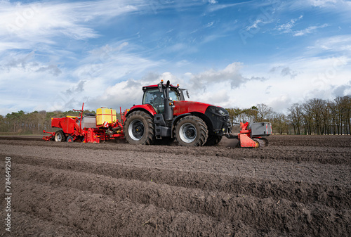 Anbau von Kartoffeln - Aussaat mit modernster Landtechnik.