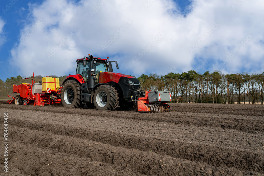 Anbau von Kartoffeln - Aussaat mit modernster Landtechnik.