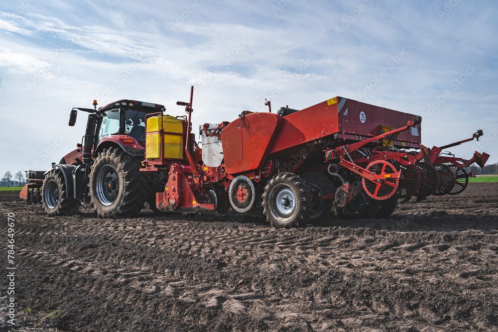 Obraz premium Anbau von Kartoffeln - Aussaat mit modernster Landtechnik.