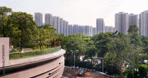 Vista parcial de TinShui Wai, Hong Kong, jardim suspeso, parque, edificios residênciais ao fundo