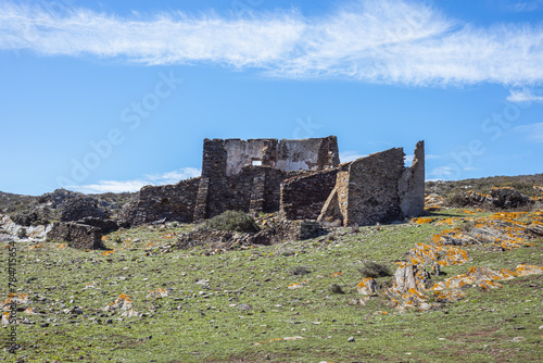 Casa en ruinas en medio del llano