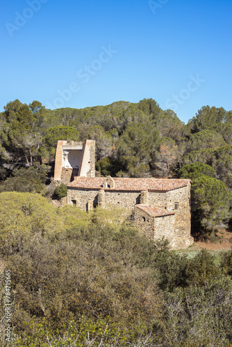 Casa en ruinas en medio del llano