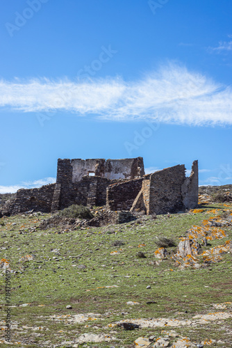 Casa en ruinas en medio del llano