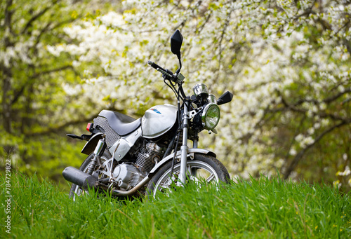 motocykl w kwiatach wiśni © Marek