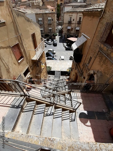 Una scala a zig zag, vista dall'alto, a Leonforte.