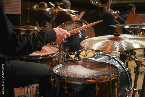 Wallpaper Mural ein schlagzeuger mit einem drumstick in der hand spielt auf seinem schlagzeug Torontodigital.ca