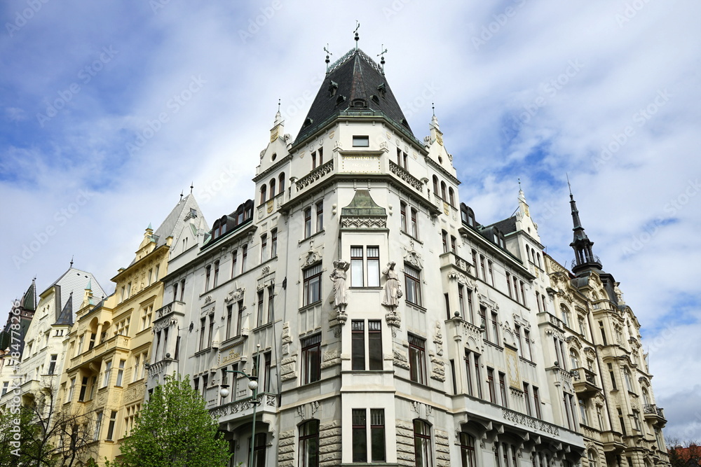 Prächtiger restaurierter Altbau mit Figuren, Verzierung und Ornament im jüdischen Viertel im Stadtteil Josefov in der Altstadt von Prag an der Moldau in Tschechien Prächtiger restaurierter Altbau mit Figuren, Verzierung und Ornament im jüdischen Viertel im Stadtteil Josefov in der Altstadt von Prag an der Moldau in Tschechien