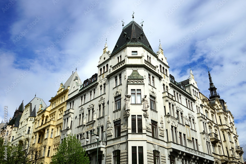 Prächtiger restaurierter Altbau mit Figuren, Verzierung und Ornament im jüdischen Viertel im Stadtteil Josefov in der Altstadt von Prag an der Moldau in Tschechien