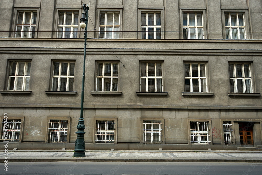 Obraz premium Alte Fassade eines Verwaltungsgebäude in Grau und Naturfarben mit vielen Fenstern und alter Straßenlaterne im Jugendstil in der Altstadt von Prag an der Moldau in Tschechien