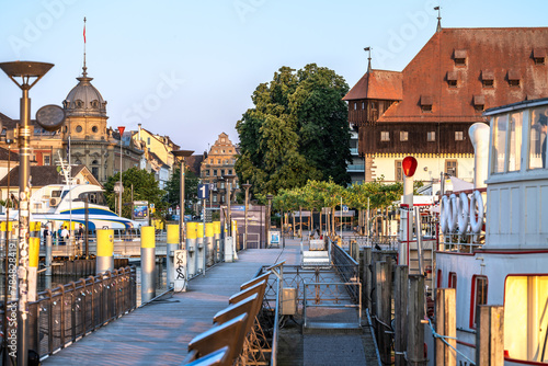 Blick vom Schiffsanleger auf den Marktplatz bei Sonnenaufgang. Konstanz, Bodensee, Baden-Württemberg, Deutschland, Europa. photo