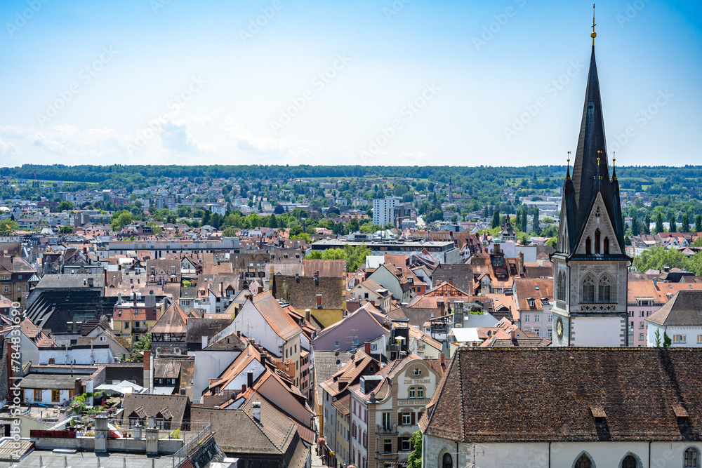 Blick vom Münster auf die Altstadt und die Sankt Stephan Kirche an einem sonnigen Sommertag. Konstanz, Bodensee, Baden Württemberg, Deutschland, Europa. Blick vom Münster auf die Altstadt und die Sankt Stephan Kirche an einem sonnigen Sommertag. Konstanz, Bodensee, Baden Württemberg, Deutschland, Europa.
