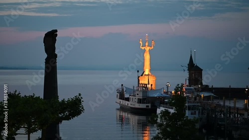 Die golden schimmernde Imperia-Statue wacht in der Morgendämmerung über dem Hafen und den See Konstanz, Bodensee, Baden-Württemberg, Deutschland, Europa.