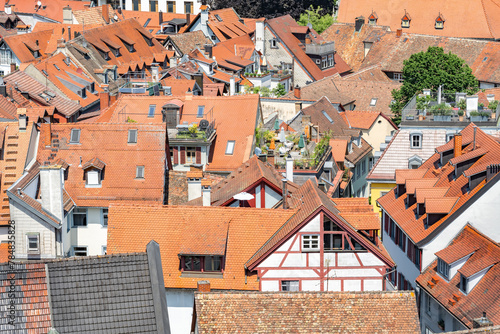 Blick über die Dächer und Dachterrassen der Altstadt an einem sonnigen Sommertag. Wessenbergstraße, Konstanz, Bodensee, Baden-Württemberg, Deutschland, Europa.