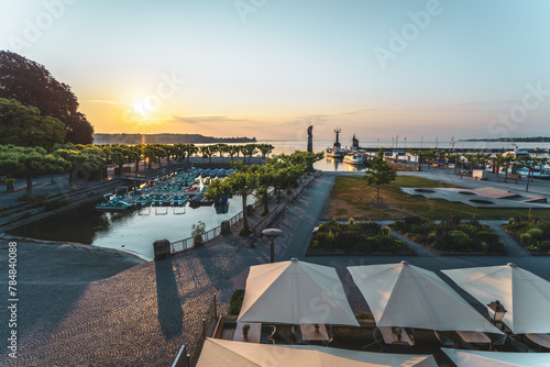 Panoramaansicht des Hafens mit Fähre, Imperia-Statue und See im warmen Morgenlicht bei Sonnenaufgang. Konstanz, Bodensee, Baden-Württemberg, Deutschland, Europa.