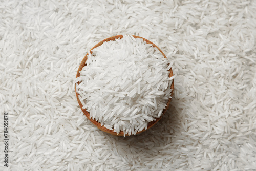 Foto Raw basmati rice and bowl, top view