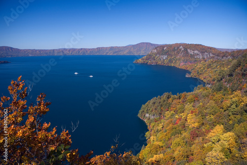 紅葉の十和田湖と観光船