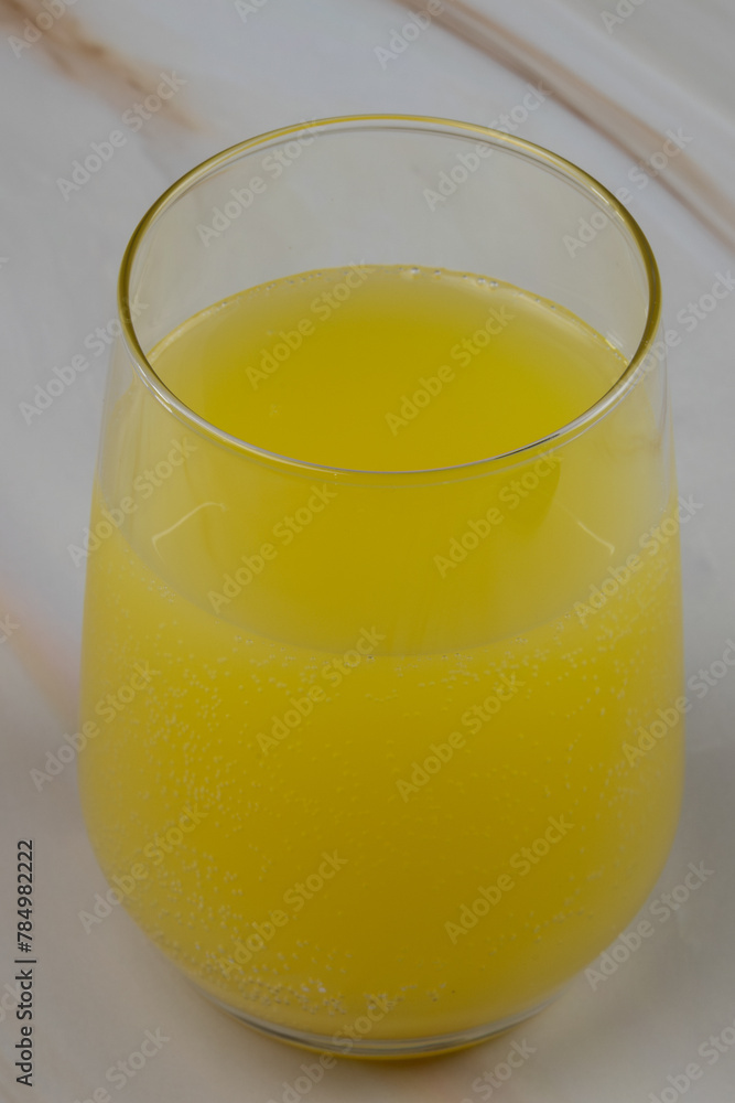 verre de soda à l'orange, en gros plan, sur une table verre de soda à l'orange, en gros plan, sur une table