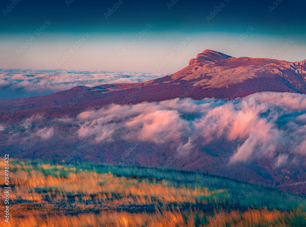 Obraz premium Breathtaking autumn view of Demerdzhi plateau, Crimea, Ukraine, Europe. Foggy morning scene of Crimean Mountains. Beauty of nature concept background.