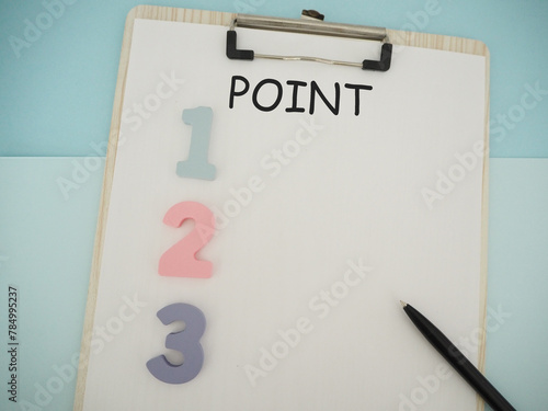 ボードにPOINTポイントの文字と123の数字、コピースペース