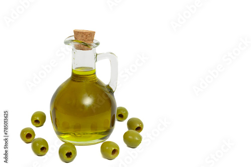 Świeżo tłoczona zielona oliwa z oliwek izolowana na białym tle w szkle