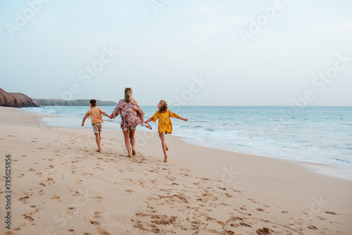 Fotografia Mother with two kids on beach