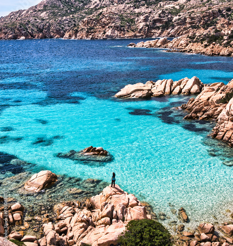 Bilde på lerret Una donna in una bellissima spiaggia in Sardegna