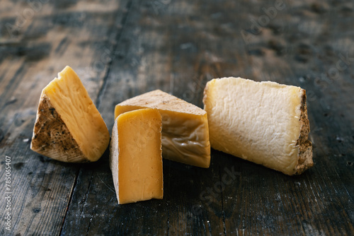 formaggi su tavola in legno photo
