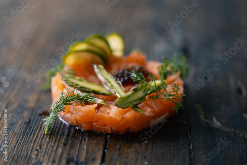 Fotografi tartare di pesce crudo