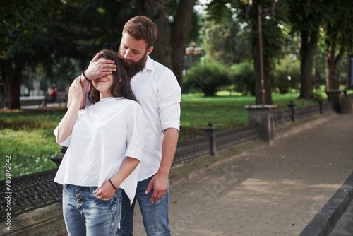 happy-couple-love-street