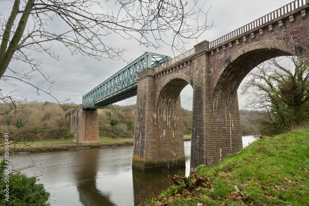 Fototapeta premium Belle vue sur le pont Frynaudour sur la rivière Le Leff en Bretagne - France