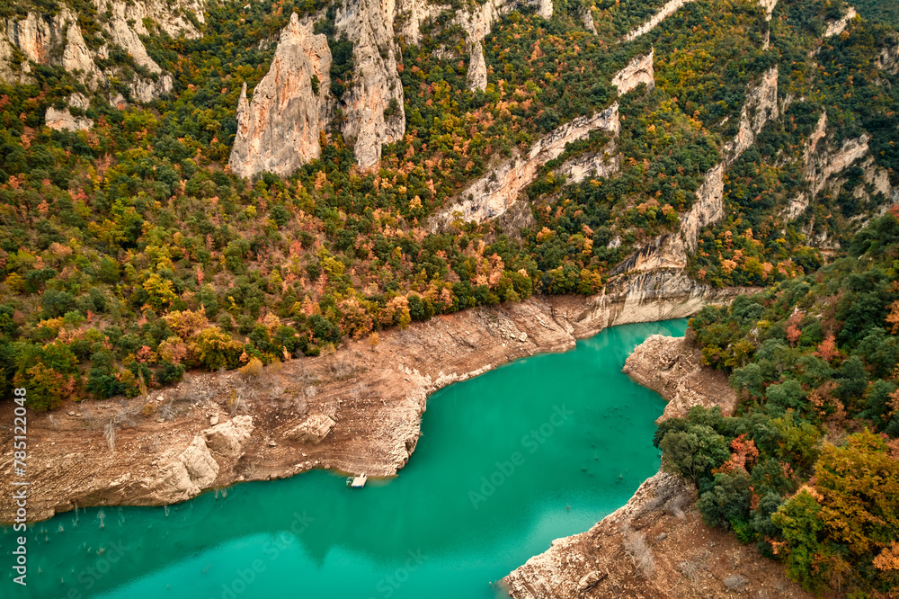 Obraz premium A lake nestled among trees and rocks, offering a serene natural landscape view