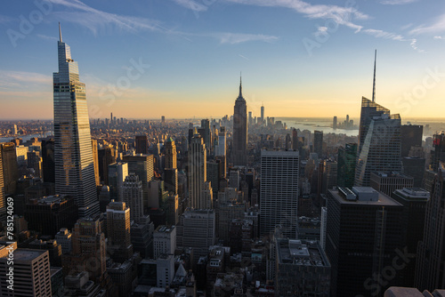 Sunset view of New York City skyline from a rooftop (Usa) © julen