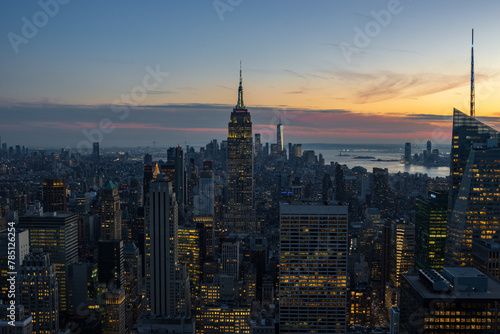 Sunset view of New York City skyline from a rooftop (Usa) © julen