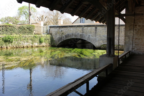 Villeomte : pont de pierre sur l'Ignon canalisé vu depuis l'intérieur de l'ancien lavoir photo