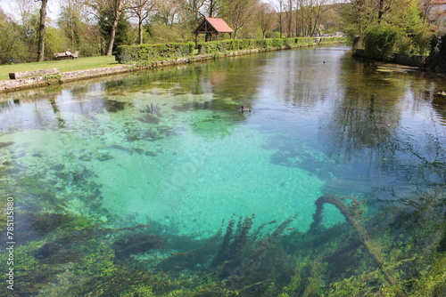 Villecomte près de Dijon : fontaine du Creux Bleu au printemps