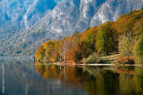 Fototapeta Naklejka Na Ścianę i Meble -  Scenic landscape in Lake Bohinj, Slovenia in autumn