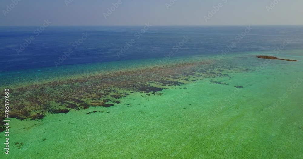 Obraz premium Beautiful view of a calm sea under the clear sky on a sunny day