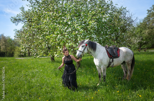 Frau mit Pferd in der Frühlingswiese © fotofrank