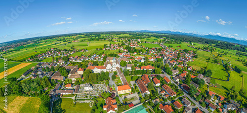 Ausblick auf Polling in der Region Oberland in Oberbayern