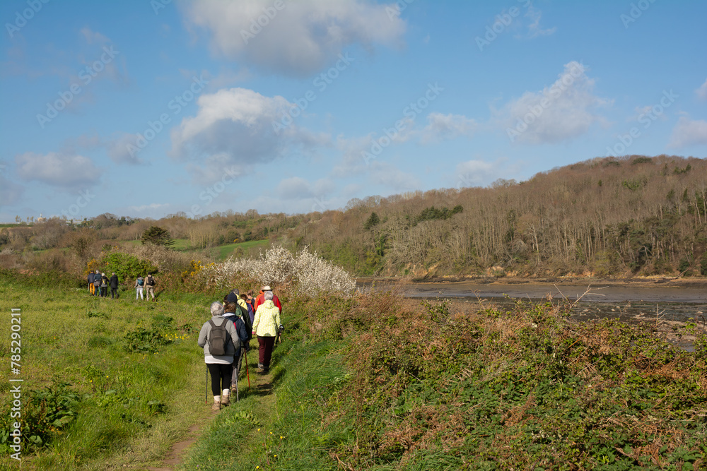 Groupe de randonneurs seniors le long du Jaudy en Bretagne - France Groupe de randonneurs seniors le long du Jaudy en Bretagne - France
