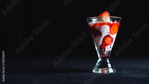 délicieux dessert de fraise à la crème dans une coupe en verre  photo