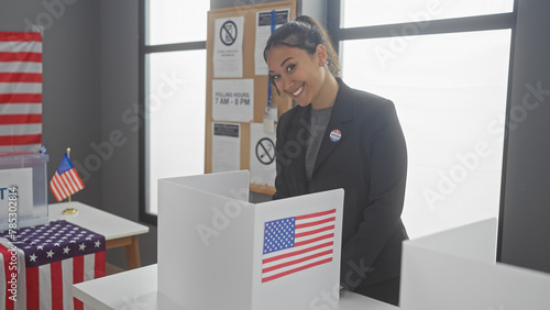 фотографія Hispanic woman smiling at american electoral college with flag and vote banner