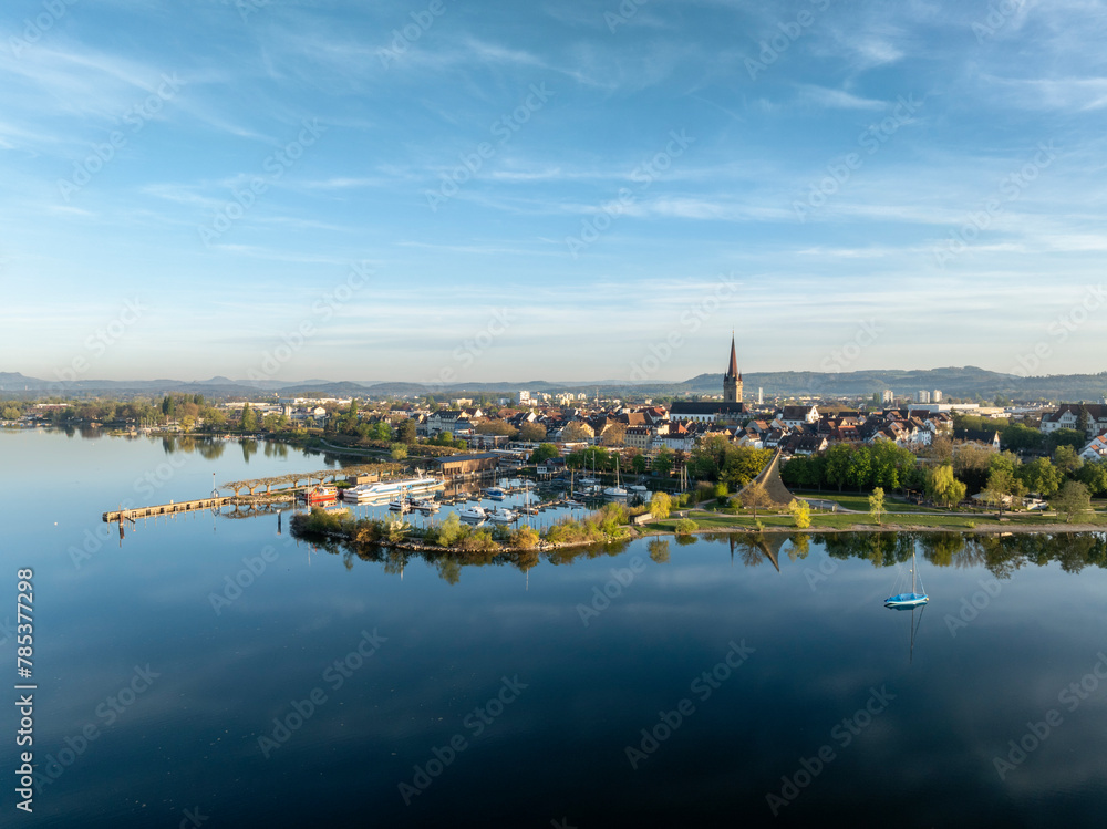 Fototapeta premium Luftbild, Panorama von der Stadt Radolfzell am Bodensee mit dem Wäschbruckhafen