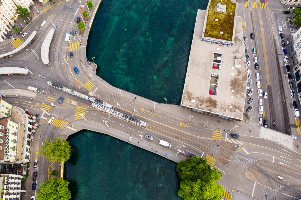 Φωτογραφία Zurich, Switzerland: Top down view of tramways crossing the Bahnhof bridge across the Limmat river in Zurich city center in summer