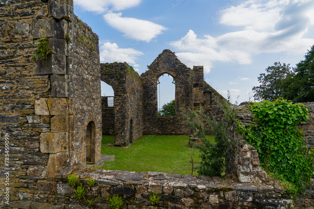 Les ruines de l'église Saint-Pierre de Quimerc'h : silencieux témoins du passé, émergeant des terres du Finistère, gardant les secrets d'une histoire séculaire au cœur de la Bretagne