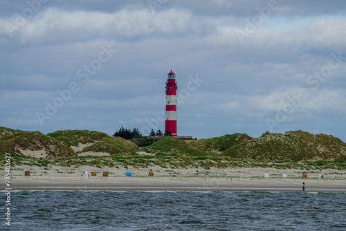 Leuchtturm Amrum mit Strand und Dünen vom Wasser aus gesehen