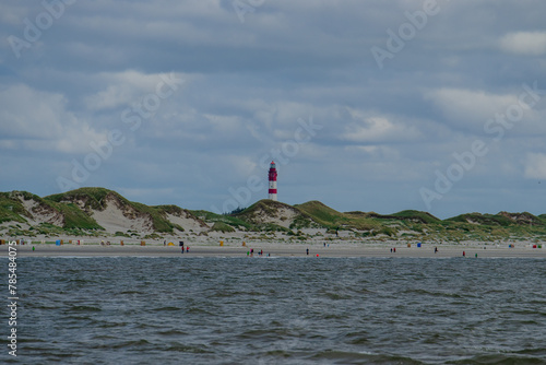 Leuchtturm Amrum mit Strand und Dünen vom Wasser aus gesehen