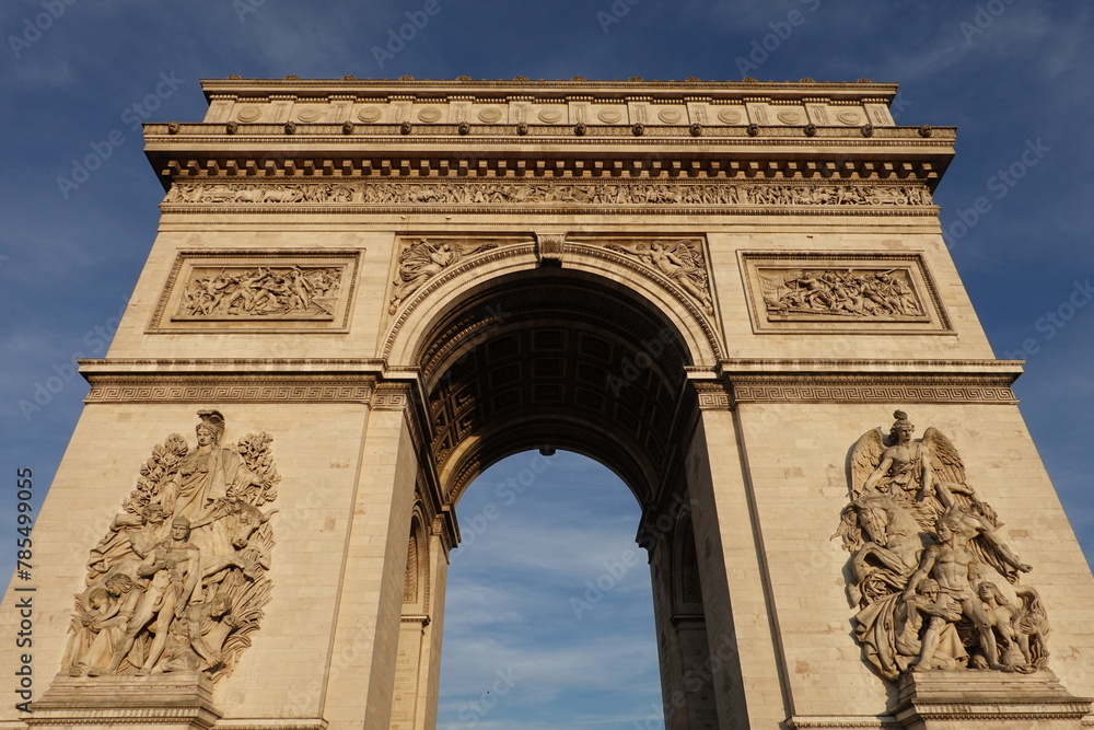 Arc de Triomphe sous le soleil à Paris